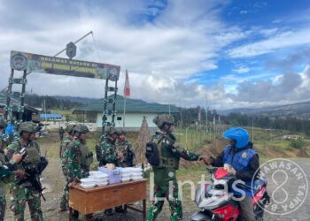 Jumat Berkah di Papua, Satgas Yonif 323 Buaya Putih Bagikan Makan Siang Gratis Untuk Masyarakat Pedalaman