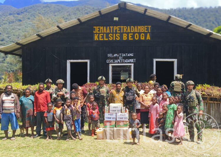 Minggu Kasih TK Dangbet Satgas Yonif 323, Dengan Berbagi Sembako Dan Pengecatan Gereja