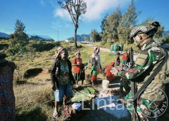 Makanan Gratis Satgas Habema Disambut Gembira Warga Emondi