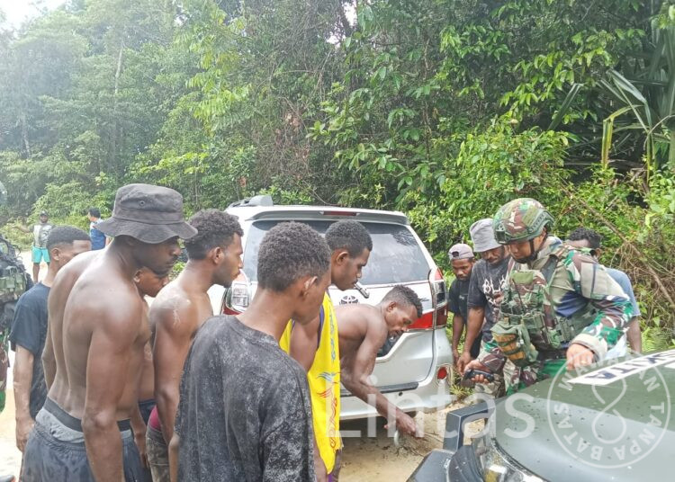 Satgas Habema Bantu Tarik Mobil Warga Yang Terperosok di Faitsawe