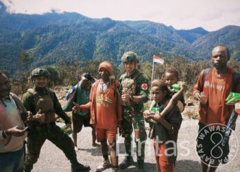 Warga Kumlagupa Sambut Hangat Komsos Satgas Habema