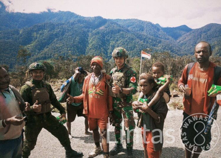 Warga Kumlagupa Sambut Hangat Komsos Satgas Habema