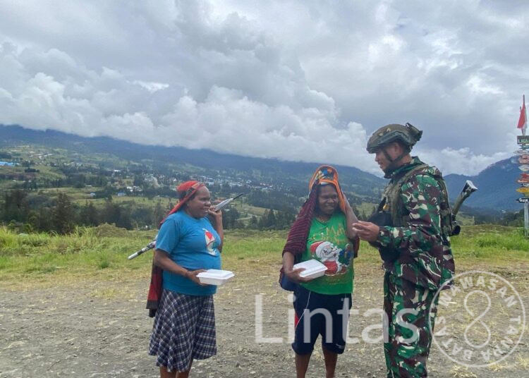 Sukacita Warga Wako Makan Siang Gratis Bersama Satgas Habema