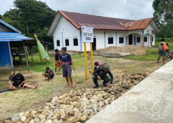 Warga Fuog Antusias Kerja Bakti Bersama Satgas Habema