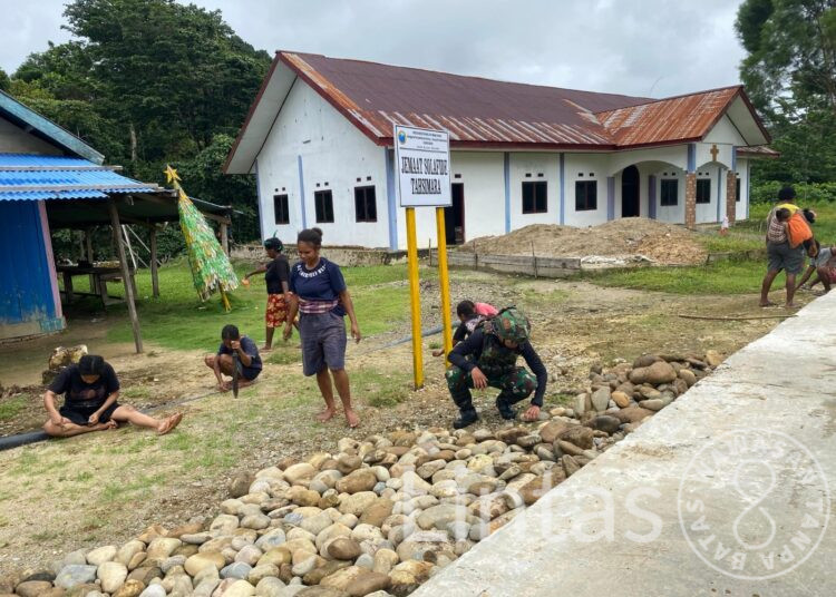 Warga Fuog Antusias Kerja Bakti Bersama Satgas Habema