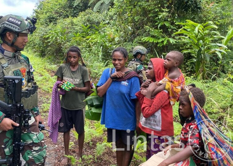 Komsos Satgas Marinir Habema Disambut Gembira Warga Kokamu