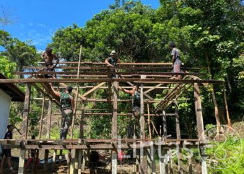 Warga Fuog Gembira Rumahnya Diperbaiki Satgas Habema