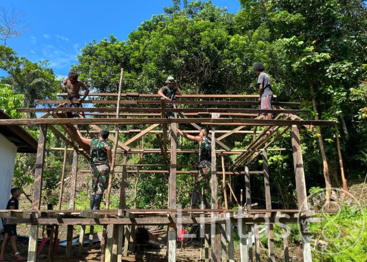 Warga Fuog Gembira Rumahnya Diperbaiki Satgas Habema