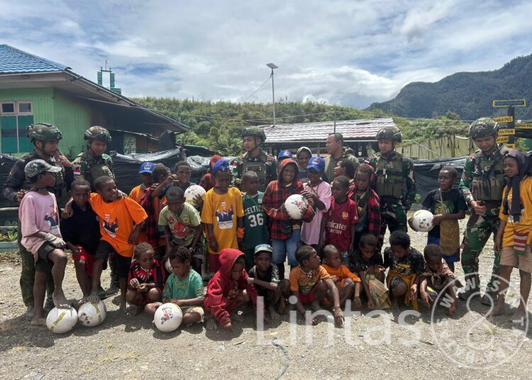 Warga Ndugusiga Antusias Latihan Sepak Bola Bersama Satgas Habema