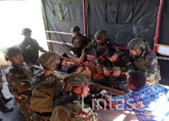 Satgas Yonif 323 Buaya Putih Berhasil Evakuasi Korban Penembakan OPM di Kabupaten Puncak