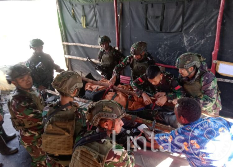 Satgas Yonif 323 Buaya Putih Berhasil Evakuasi Korban Penembakan OPM di Kabupaten Puncak