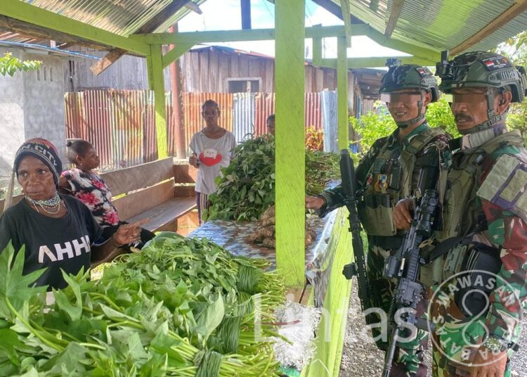 Warga Muara Sambut Antusias Rosita Satgas Marinir Habema