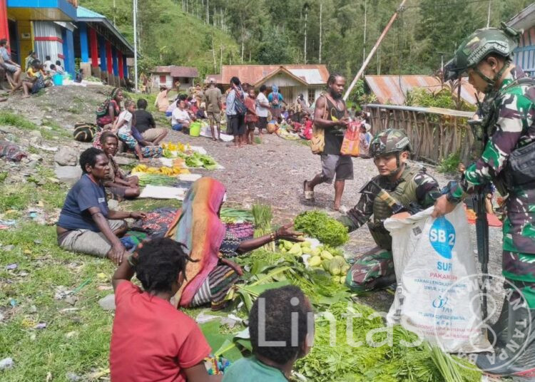 Satgas Yonif 323 TK Beoga Borong Hasil Bumi Mama Papua di Pasar Milawak