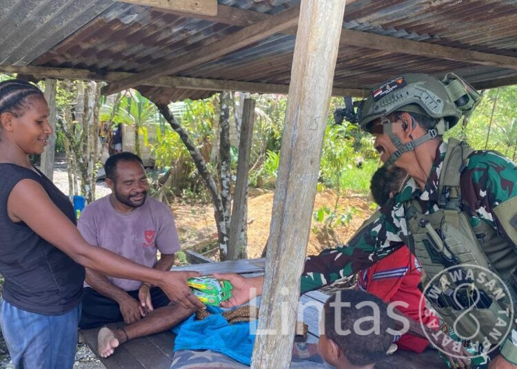 Komsos Satgas Marinir Habema Disambut Gembira Warga Kuaserama