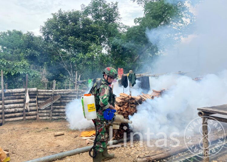 Cegah DBD, Warga Aisa Sambut Fogging Satgas Habema