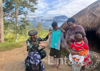 Satgas Yonif 323 Buaya Putih Terus Tunjukkan Kepedulian Terhadap Masyarakat Papua