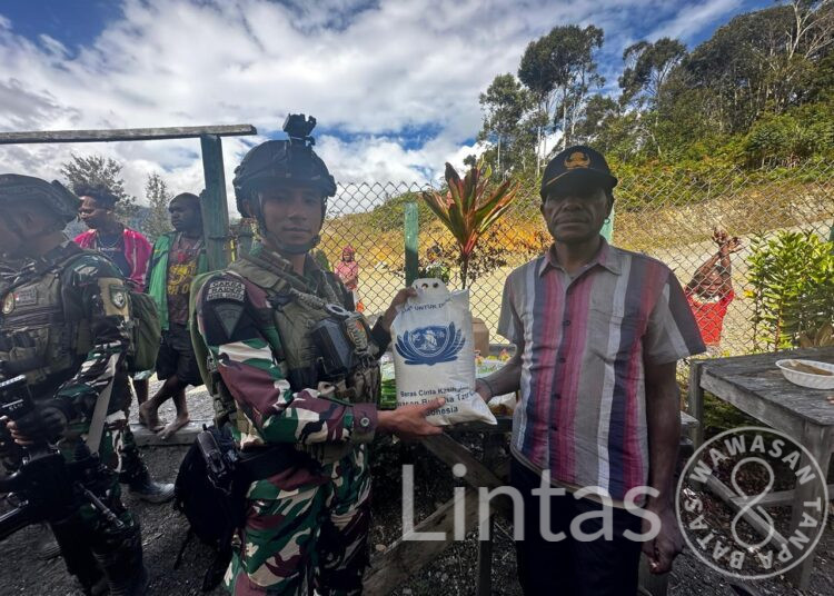 Warga Emondi Sambut Gembira Pembagian Sembako Satgas Habema