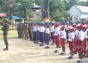 Satgas Habema Bersama Warga Ayata Gelar Upacara Sumpah Pemuda