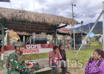 Demam Dan Menggigil, Mama Novi Dan Anaknya Datangi TK Gome Satgas Yonif 323 Buaya Putih Untuk Berobat