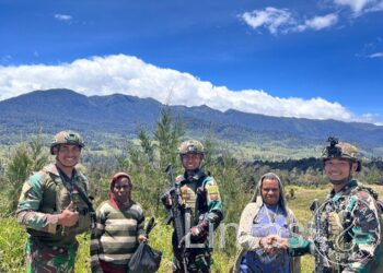 Wujud Rasa Syukur Kepada Sang Pencipta, Satgas Yonif 323 Buaya Putih Bagikan Sembako Untuk Masyarakat