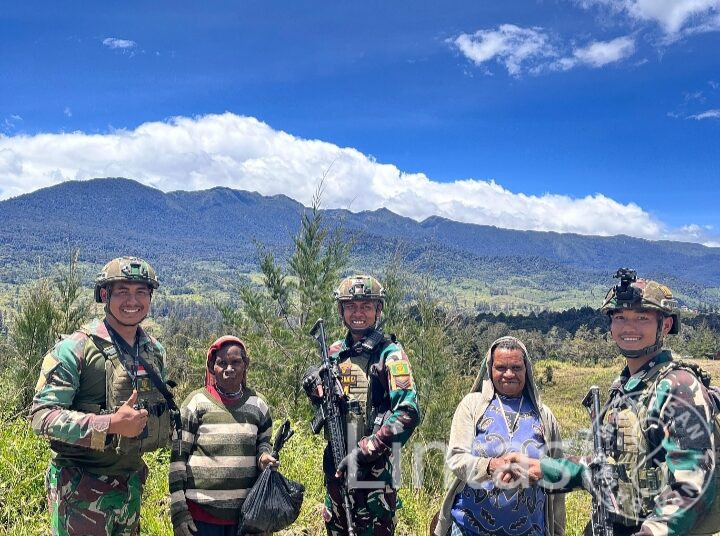 Wujud Rasa Syukur Kepada Sang Pencipta, Satgas Yonif 323 Buaya Putih Bagikan Sembako Untuk Masyarakat
