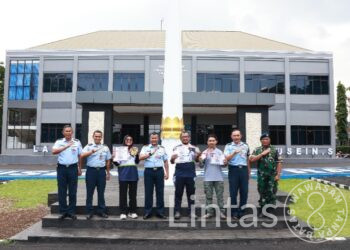 Danlanud Husein Sastranegara Beri Apresiasi Kepada 3 Atlet Aeromodeling FASI Kota Bandung