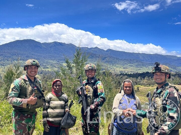 Paket Sembako Satgas Habema Disambut Antusias Warga Jigunggi