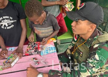 Warga Puyagiya Gembira Sambut Komsos Satgas Habema