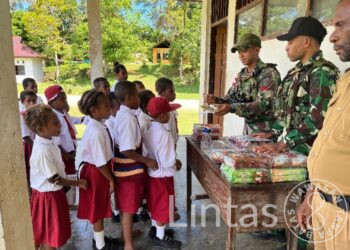 Anak-Anak Mupas Sambut Gembira Pembagian Alat Tulis Satgas Habema
