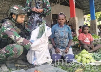 Prajurit Buaya Putih Dongkrak Ekonomi Dan Bikin Senyum Mama Papua Dengan Borong Hasil Tani