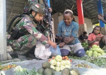 Rosita Satgas Habema Bantu Perekonomian Warga Dengkibuma