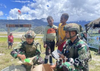 Satgas Yonif 323 Buaya Putih Berbagi Keberkahan Untuk Masyarakat Papua Dengan Membagikan Nasi Bungkus