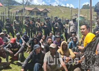 Satgas Yonif 323 Amankan Pekerja Pembangunan di Papua Dari Ancaman OPM