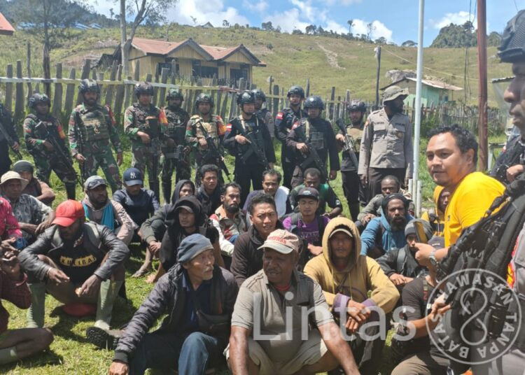 Satgas Yonif 323 Amankan Pekerja Pembangunan di Papua Dari Ancaman OPM