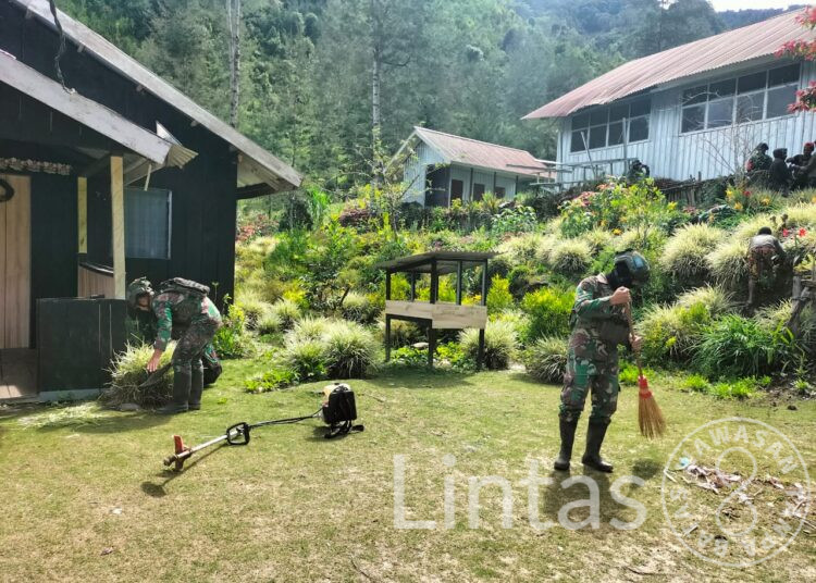 Satgas Yonif 323 Buaya Putih Karya Bakti Bersama Masyarakat Bersihkan Gereja Sambut Natal