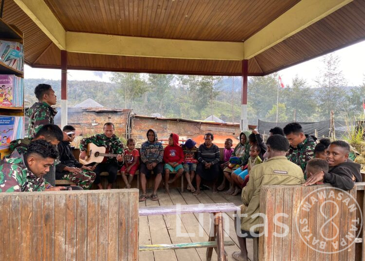 Satgas Yonif 323 Buaya Putih Hias Pohon Natal Bersama Masyarakat : Wujud Kebersamaan di Hari Raya