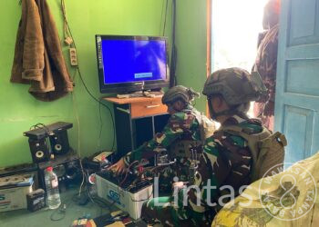Satgas Yonif 323 Buaya Putih Kostrad Bantu Perbaiki Instalasi Listrik Warga Sekitar