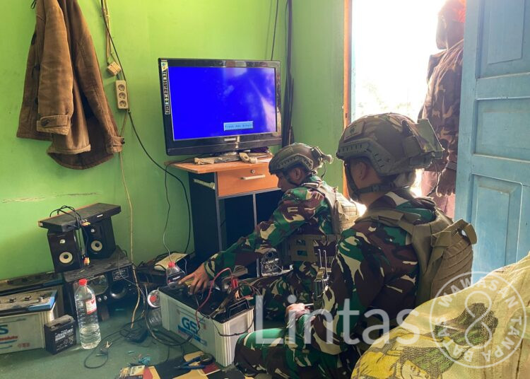 Satgas Yonif 323 Buaya Putih Kostrad Bantu Perbaiki Instalasi Listrik Warga Sekitar