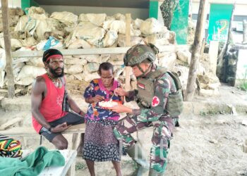 Prajurit Yonif 323/BP Berikan Sentuhan Sehat Untuk Warga Papua