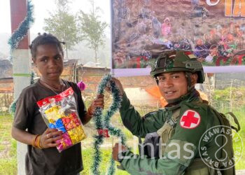 Satgas Yonif 323 Buaya Putih Kostrad Bersama Masyarakat Hias Tempat Ibadah Titik Kuat Eromaga Sambut Natal