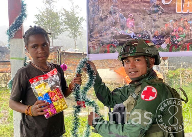 Satgas Yonif 323 Buaya Putih Kostrad Bersama Masyarakat Hias Tempat Ibadah Titik Kuat Eromaga Sambut Natal