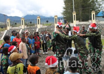 Satgas Yonif 323/Buaya Putih Laksanakan Ibadah Mingguan Dan Berbagi Sukacita Natal Dengan Masyarakat