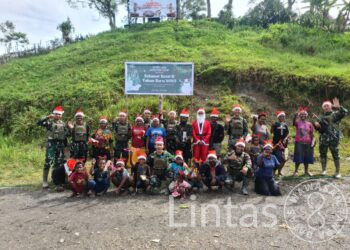 Santa Klaus Yonif 323 Hadir Membawa Kebahagian di Jantung Pedalaman Papua