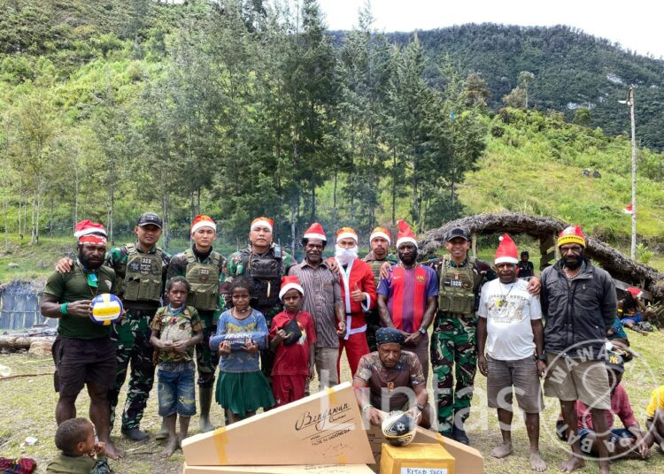 Pasukan Buaya Putih, Satgas Yonif 323/BP Kostrad Beri Sentuhan Hangat Saat Natal