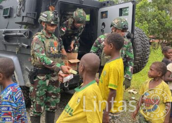 Anak-Anak Tomonsatu Sambut Gembira Komsos Marinir Habema