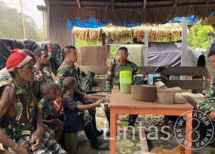 Warga Tomonsatu Sambut Gembira Komsos Marinir Habema