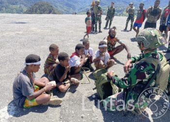 Warga Kondokwe Gembira Makan Gratis Bersama Satgas Habema