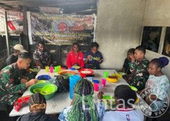 Satgas Yonif 323 Buaya Putih Makan Bersama Pemuda-Pemudi Papua di TK Kosatgas