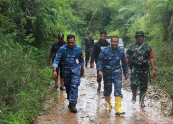 Tanggap Darurat Bencana, Personel Lanud Husein Bantu Warga Desa Sukakarya Kabupaten Cianjur Buka Akses Jalan