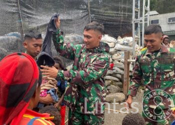 Satgas Yonif 323 Buaya Putih Bagikan Pakaian Untuk Masyarakat Sekitar Titik Kuat